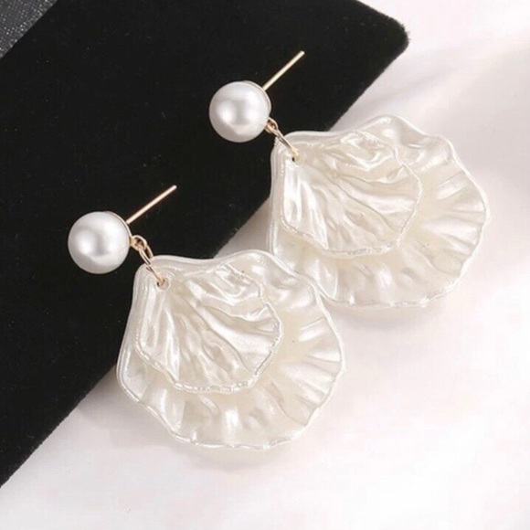 3/$30 SHELL Shaped Faux Pearl Iridescent Dangle Earrings - Picture 4 of 10